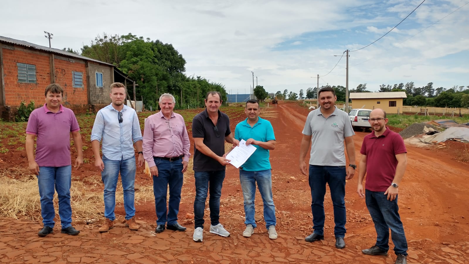 Prefeito Ruben assina ordem de início de obra de calçamento